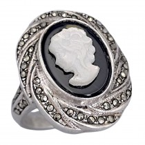 Inel vintage în manieră Art Deco din argint decorat cu o camee din sidef natural pe onix negru și incrustații de marcasite | cca. 1970