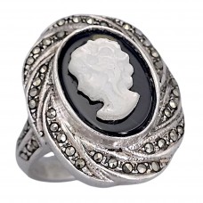 Inel vintage în manieră Art Deco din argint decorat cu o camee din sidef natural pe onix negru și incrustații de marcasite | cca. 1970