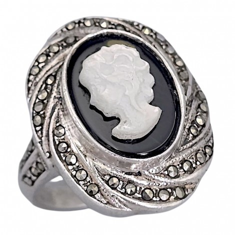 Inel vintage în manieră Art Deco din argint decorat cu o camee din sidef natural pe onix negru și incrustații de marcasite | cca. 1970