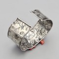  Brățară cuff manufacturată în argint martelat și coral natural de Sardinia | preloved