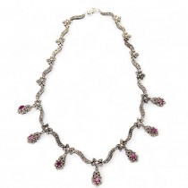  Elegant colier feston în manieră Art Deco din argint, decorat cu rubine naturale și incrustații de marcasite | new old stock