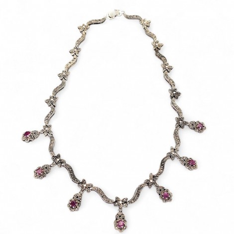  Elegant colier feston în manieră Art Deco din argint, decorat cu rubine naturale și incrustații de marcasite | new old stock