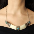 Vechi colier etnic Peranakan manufacturat în argint decorat cu turcoaz natural și colți de mistreț asiatic | Malaysia britanică - cca. 1930 - 1940
