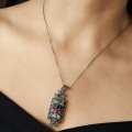 Colier din argint accesorizat cu un elegant pandant în manieră Art Deco, decorat cu rubine, smaralde, safire și incrustații de marcasite | new old stock 