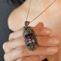 Colier din argint accesorizat cu un elegant pandant în manieră Art Deco, decorat cu rubine, smaralde, safire și incrustații de marcasite | new old stock 