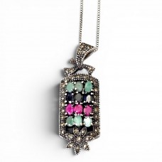 Colier din argint accesorizat cu un elegant pandant în manieră Art Deco, decorat cu rubine, smaralde, safire și incrustații de marcasite | new old stock 