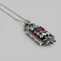 Colier din argint accesorizat cu un elegant pandant în manieră Art Deco, decorat cu rubine, smaralde, safire și incrustații de marcasite | new old stock 
