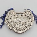 Vechi colier de lapis lazuli cu amuletă apotropaică chinezească Longevity Lock (長命鎖 / Changming Suo) | China cca. 1890 - 1920