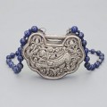 Vechi colier de lapis lazuli cu amuletă apotropaică chinezească Longevity Lock (長命鎖 / Changming Suo) | China cca. 1890 - 1920