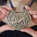 Vechi colier de lapis lazuli cu amuletă apotropaică chinezească Longevity Lock (長命鎖 / Changming Suo) | China cca. 1890 - 1920