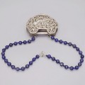 Vechi colier de lapis lazuli cu amuletă apotropaică chinezească Longevity Lock (長命鎖 / Changming Suo) | China cca. 1890 - 1920