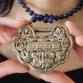 Vechi colier de lapis lazuli cu amuletă apotropaică chinezească Longevity Lock (長命鎖 / Changming Suo) | China cca. 1890 - 1920