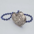 Vechi colier de lapis lazuli cu amuletă apotropaică chinezească Longevity Lock (長命鎖 / Changming Suo) | China cca. 1890 - 1920