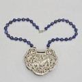 Vechi colier de lapis lazuli cu amuletă apotropaică chinezească Longevity Lock (長命鎖 / Changming Suo) | China cca. 1890 - 1920