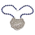 Vechi colier de lapis lazuli cu amuletă apotropaică chinezească Longevity Lock (長命鎖 / Changming Suo) | China cca. 1890 - 1920
