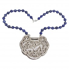 Vechi colier de lapis lazuli cu amuletă apotropaică chinezească Longevity Lock (長命鎖 / Changming Suo) | China cca. 1890 - 1920