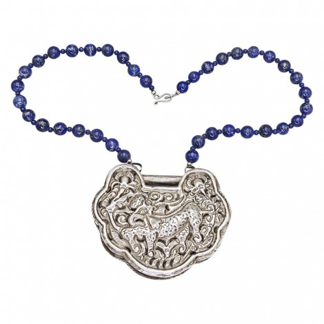 Vechi colier de lapis lazuli cu amuletă apotropaică chinezească Longevity Lock (長命鎖 / Changming Suo) | China cca. 1890 - 1920