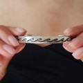 Brățară cuff amerindiană Hopi manufacturată în argint cu accente patinate | Statele Unite | preloved