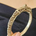 Brățară kada etnică indiană manufacturată în argint cu ornamentalistică filigranată | Regiunea Jaipur | cca. 1950 - 1970