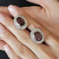 Eleganți cercei cocktail din argint rodiat, decorați cu remarcabile spinele de sinteză în nuanță burgundy-rodie și incrustații de cristale cz | preloved