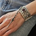 Veche brățară etnică Amazigh manufacturată în argint cu accente emailate și carneol natural | Tiznit - Maroc | prima jumătate a sec. XX