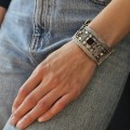 Veche brățară etnică Amazigh manufacturată în argint cu accente emailate și carneol natural | Tiznit - Maroc | prima jumătate a sec. XX