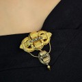Brosă victoriană în stil Etruscan Revival din aur 14K decorată cu smaralde și perle naturale de apă sărată | cca. 1870