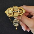 Brosă victoriană în stil Etruscan Revival din aur 14K decorată cu smaralde și perle naturale de apă sărată | cca. 1870