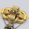 Brosă victoriană în stil Etruscan Revival din aur 14K decorată cu smaralde și perle naturale de apă sărată | cca. 1870