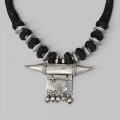 Colier etnic indian manufacturat în bumbac împletit și argint prevăzut cu amuletă Hirz | preloved