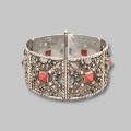 Veche brățară magrebiană manufacturată în argint și coral natural | Maroc cca. 1930 - 1950