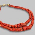 Colier statement din coral natural mediteranean, dublu șir, cu închidere din argint aurit | montură de atelier BAM – Arezzo 