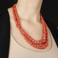 Colier statement din coral natural mediteranean, dublu șir, cu închidere din argint aurit | montură de atelier BAM – Arezzo 