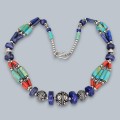 Colier etnic indian manufacturat în argint decorat cu turcoaz natural, lapis lazuli și coral natural | Rajasthan - India | a doua jumătate a secolului XX