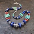 Colier etnic indian manufacturat în argint decorat cu turcoaz natural, lapis lazuli și coral natural | Rajasthan - India | a doua jumătate a secolului XX
