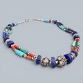 Colier etnic indian manufacturat în argint decorat cu turcoaz natural, lapis lazuli și coral natural | Rajasthan - India | a doua jumătate a secolului XX