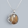 Colier sautoir din argint accesorizat pandant statement decorat cu un remarcabil cabochon de cuarț rutilat natural | cca. 1990