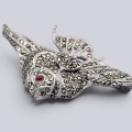 Brosă vintage Angel Fish în manieră Art Deco din argint, decorată cu incrustații de marcasite și granat natural | poanson de atelier genovez - cca. 1950