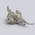Brosă vintage Angel Fish în manieră Art Deco din argint, decorată cu incrustații de marcasite și granat natural | poanson de atelier genovez - cca. 1950