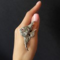 Brosă vintage Angel Fish în manieră Art Deco din argint, decorată cu incrustații de marcasite și granat natural | poanson de atelier genovez - cca. 1950