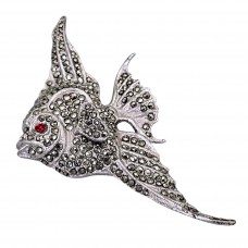 Brosă vintage Angel Fish în manieră Art Deco din argint, decorată cu incrustații de marcasite și granat natural | poanson de atelier genovez - cca. 1950