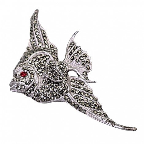 Brosă vintage Angel Fish în manieră Art Deco din argint, decorată cu incrustații de marcasite și granat natural | poanson de atelier genovez - cca. 1950
