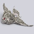 Brosă vintage Angel Fish în manieră Art Deco din argint, decorată cu incrustații de marcasite și granat natural | poanson de atelier genovez - cca. 1950