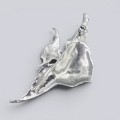 Brosă vintage Angel Fish în manieră Art Deco din argint, decorată cu incrustații de marcasite și granat natural | poanson de atelier genovez - cca. 1950