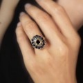 Inel Belle Epoque manufacturat în aur 18K și argint, decorat cu safire naturale și diamante naturale | cca. 1890 - 1915