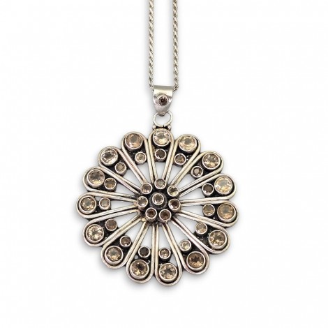 Colier din argint torsadat, accesorizat cu o impresionantă amuletă Mandala manufacturată în argint cu cuarț fumuriu natural | India