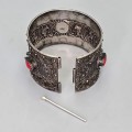 Veche brățară etnică Amazigh manufacturată în argint și coral natural | Maroc cca. 1900 - 1930