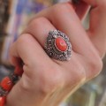 Inel etnic sino-tibetan Newari manufacturat în argint și coral natural | Nepal cca. 1950 - 1970