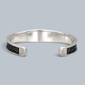 Bratără cuff unisex din argint cu piele naturală de pisică de mare, decorată cu simbolul nobiliar Fleur De Lys | preloved 2020's