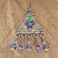Fibulă etnică Kabyle ' Ibzimen ', manufacturată în din argint emailat și coral natural | triburile Benni Yenni - Algeria | prima jumătate a sec. XX